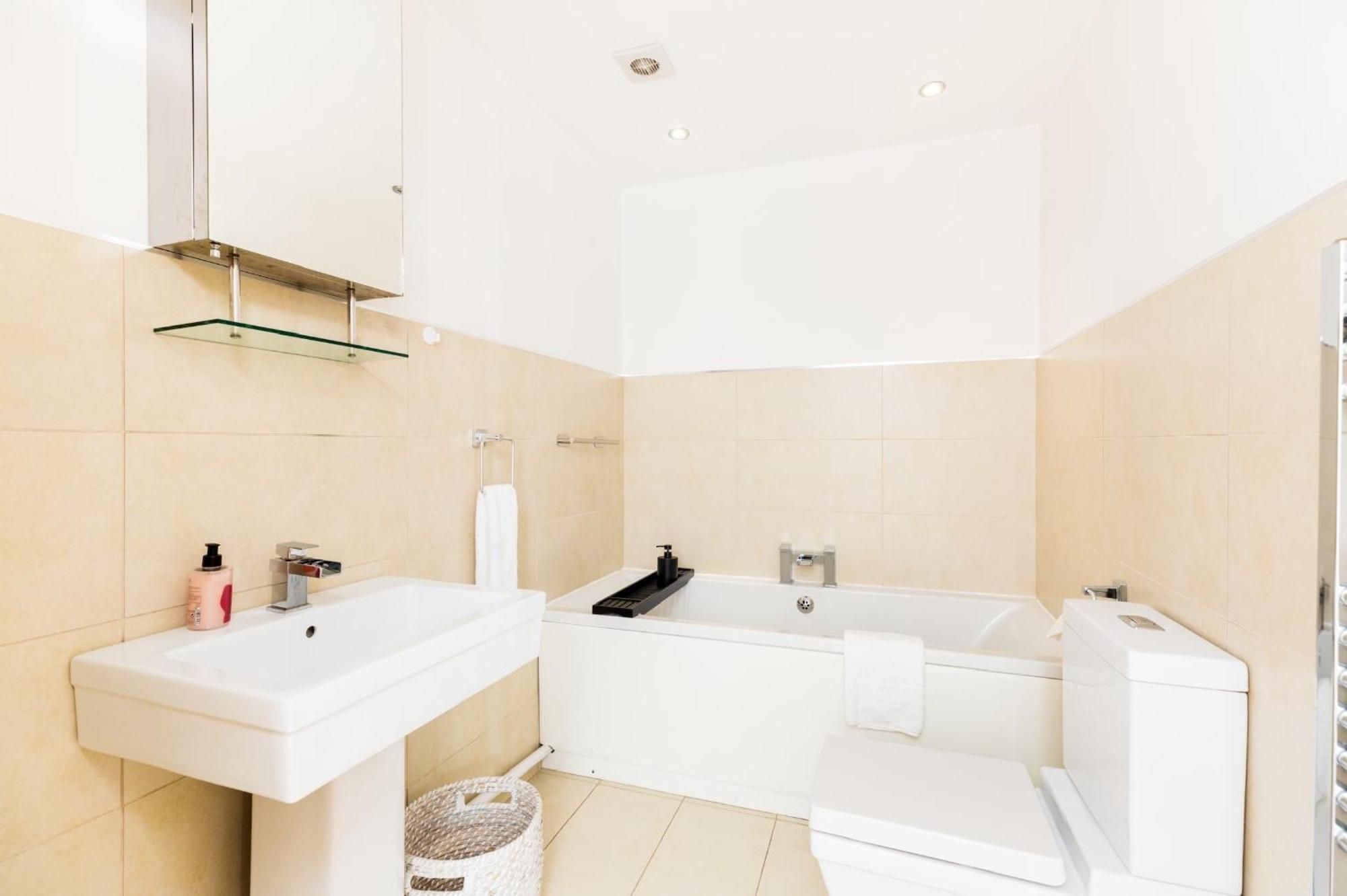 High End Luxury Townhouse In Jq, 4 Bedrooms, Flat Screen Tv In All Rooms, Free Parking, Near Birmingham City Centre Deposit Required Kültér fotó